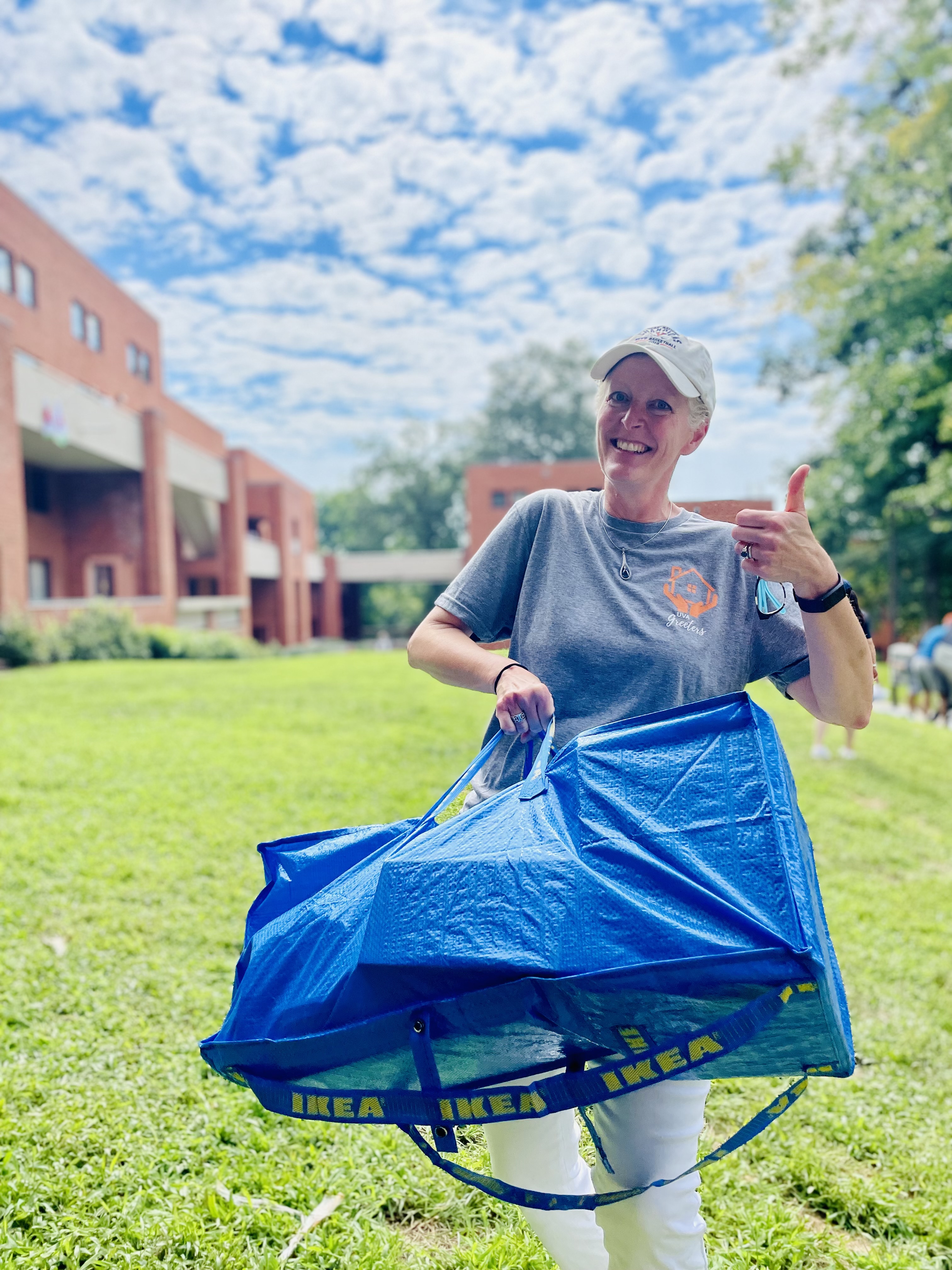 JJ Davis carrying a blue bag to a student's residence hall on Move-In Day, August 19, 2022